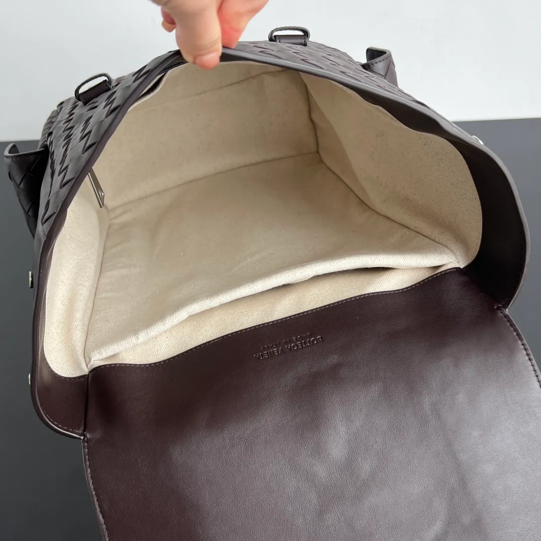 Batch 2560 #BV new men's backpack, super popular 🎒805971 ~ Made of soft calfskin, purely handmade. The weaving is tight and regular, the texture is three-dimensional, and the taste is low-key. 💥Hidden magnetic buckle opening and closing and multi-compartment storage allow for seamless switching between business and commuting. The interior is made of canvas that is wear-resistant and durable. It is highly recommended to brothers who pursue fashion and practicality. You will never be disappointed 👍 Dimensions: 39x31x14
